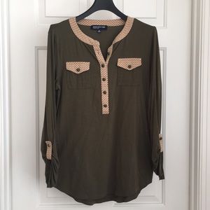 Jones New York Women’s Top M Olive Green Tee Polka Dot Trims 2 Pockets Buttons